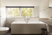 Badkamer met bad in het Dutchen vakantiehuis op Ameland