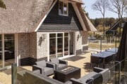 Het Dutchen vakantiehuis op Ameland heeft een sfeervol terras met buitenkachel