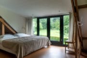 Slaapkamer met grote ramen in het vakantiehuis