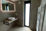 De badkamer van de bosvilla in Vrouwenburg