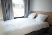 Opgemaakt bed in het vakantiehuis in Zandvoort