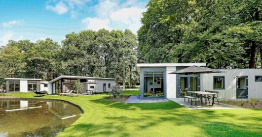 Huisjes aan de waterkant op een park van Landal