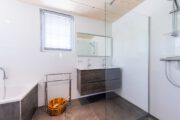 Moderne badkamer in het vakantiehuis in Zeeland