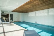 Indoor zwembad bij het vakantiehuis in De Koog