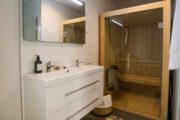 Badkamer met sauna in het vakantiehuis op de Veluwe