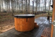 Het boshuisje in Rheezerveen heeft een houtgestookte hot tub