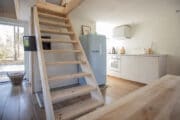 Het boshuisje in Rheezerveen heeft een keuken met lichtblauwe Smeg koelkast