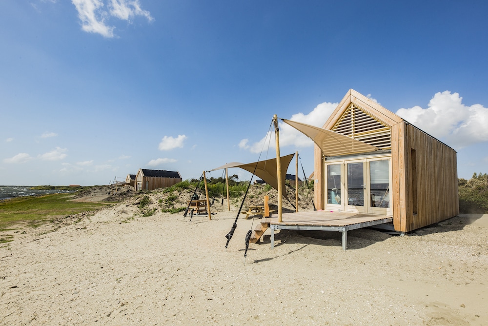 Duurzame tiny houses op het strand aan het Grevelingenmeer