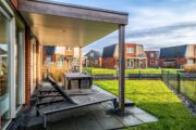 Verblijf met terras bij vakantiehuis Sneekermeer