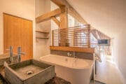 Luxe slaapkamer met bad in de vakantievilla op Texel