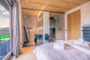 De vakantievilla op Texel heeft luxe slaapkamers met en suite badkamers