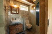 De badkamer in het vakantiehuisje in Zeeland is van alle gemakken voorzien