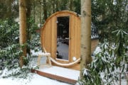 Sauna van boshuisje in Norg in de sneeuw