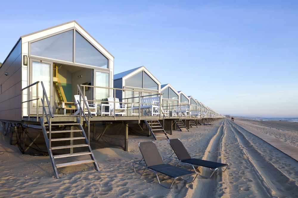 Rijtje met strandhuisjes op het strand in Julianadorp