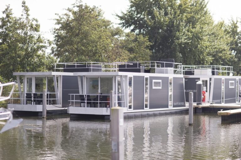 Havenlodges van Marina Parcs aan het water