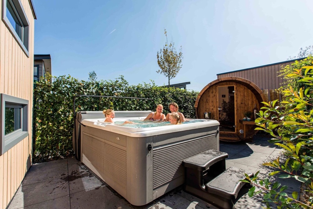 Blij gezin in een whirlpool