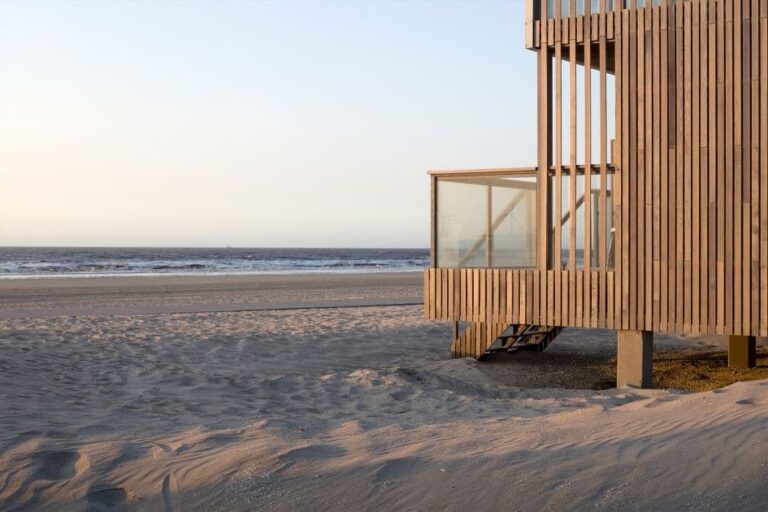 Strandvillas van Roompot op het strand van Hoek van Holland