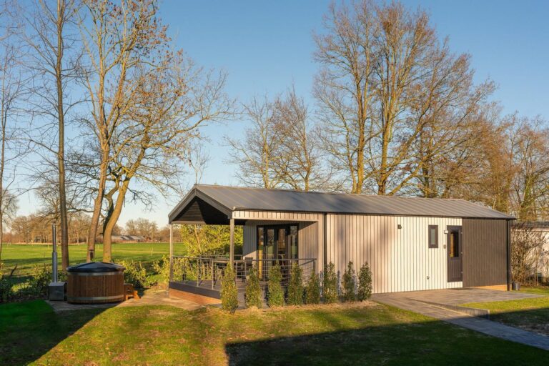 Terras Lodge met sauna en hottub in Twente