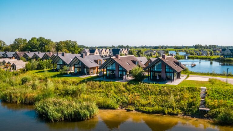 Luchtbeeld van EuroParcs De IJssel Eilanden